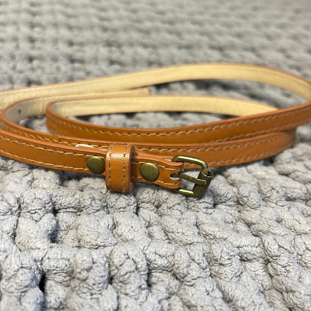 Brown thin women’s belt. In great condition